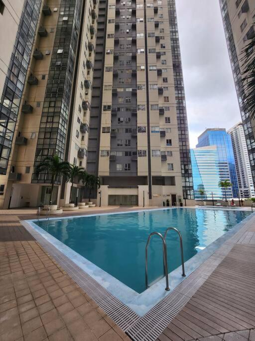 Enjoy Bgc Sunset And Golf Course View 2 Bedroom Loft With 100Mbps Internet Connection Манила Екстериор снимка